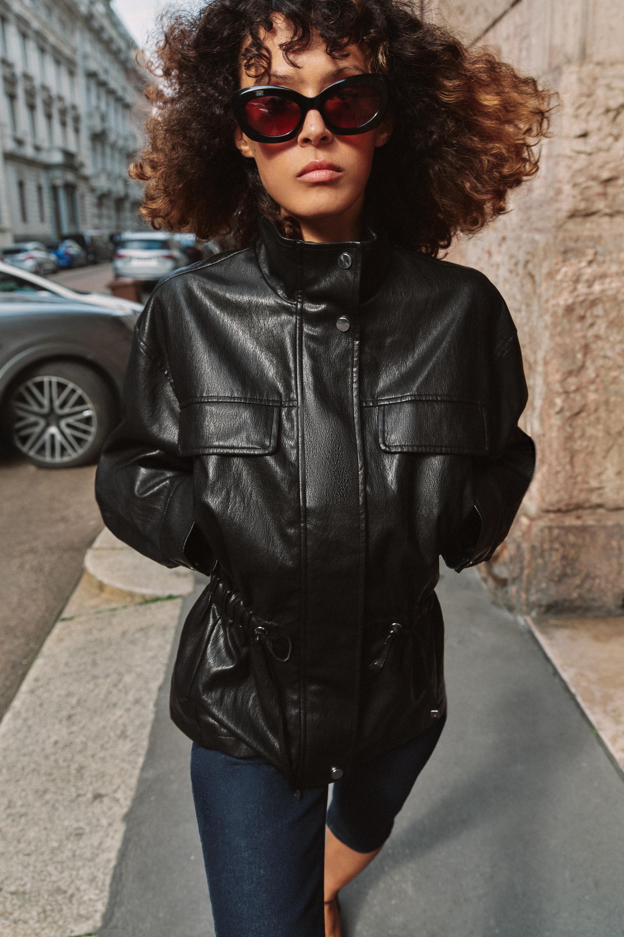 BLOUSON MATIÈRE SYNTHÉTIQUE COL MONTANT